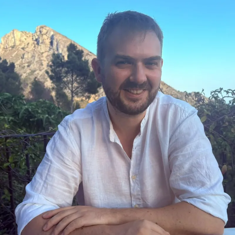 Aymeric Lecomte, acupuncturist in Valencia, smiling at the camera